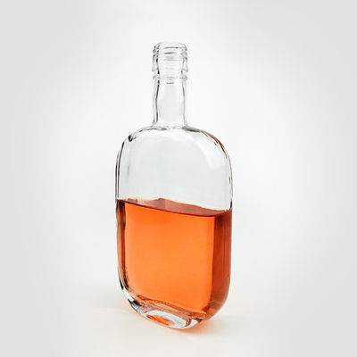 Estampado en caliente 500 ml de botella de vodka de vidrio de hombro cuadrado vacío con tapa de tornillo para licores