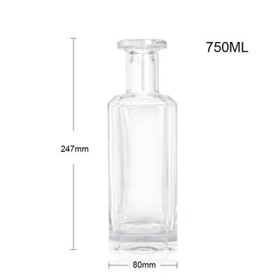 Personaliza tu identidad con nuestra botella de 500 ml de brandy, jugo de vino y alcohol de 700 ml.