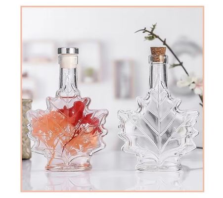 Botella de bebida de vidrio industrial de color personalizado con forma de hoja de arce 50 ml 100 ml 250 ml