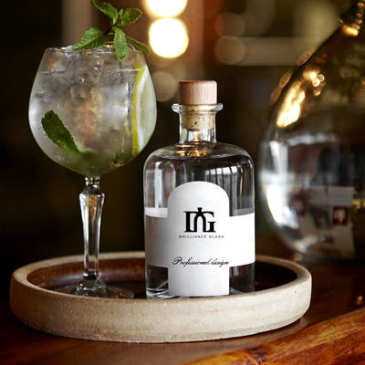 Jugo Logotipo personalizado Botella de whisky de vidrio con corcho en caja de regalo superficie grabada