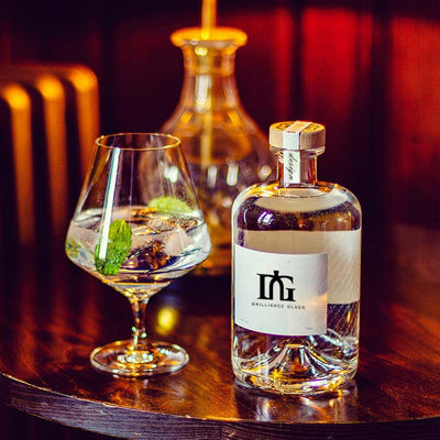 Jugo Logotipo personalizado Botella de whisky de vidrio con corcho en caja de regalo superficie grabada