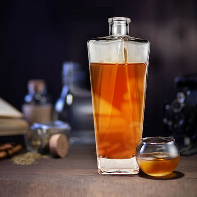 Botella de licor de vidrio de sílex de 700 ml en forma cuadrada para whisky vodka tequila