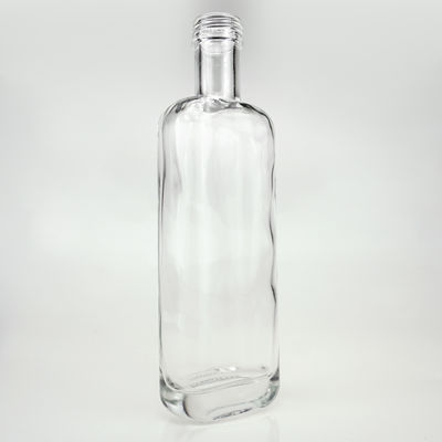 Botella de whisky de vodka de 700 ml con tapa de tornillo y logotipo grabado