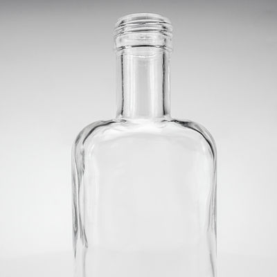 Botella de whisky de vodka de 700 ml con tapa de tornillo y logotipo grabado