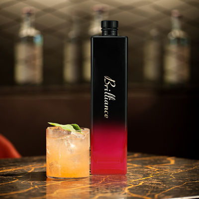 700ml/750ml Botella de vodka cuadrada Fin de cristal de vidrio Logotipo personalizado y Proceso de color en aerosol