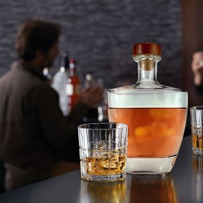 Botella de brandy de vidrio transparente con tapones de corcho sin decal personalizados y diseño de lujo