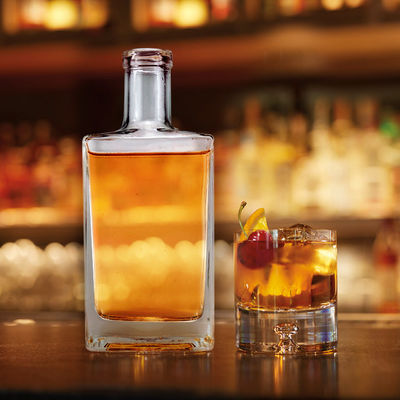 Acceptable OEM/ODM 700ml Botella de vidrio de forma cuadrada para whisky Gin Vodka Spirit Selección