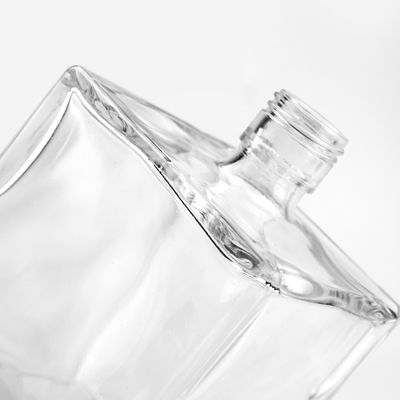 OEM/ODM aceptable botella de vidrio de 750 ml cuadrada personalizada para whisky vodka brandy ron gin
