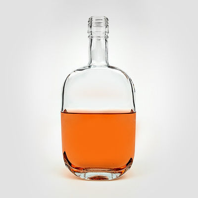 Estampado en caliente 500 ml de botella de vodka de vidrio de hombro cuadrado vacío con tapa de tornillo para licores