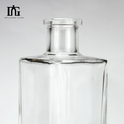 Botella de vidrio cuadrada transparente de 500 ml con fondo pesado y tapon de corcho