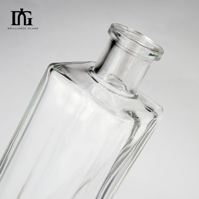 Botella de vidrio cuadrada transparente de 500 ml con fondo pesado y tapon de corcho