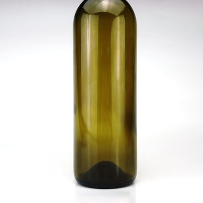 Botella de vidrio de 750 ml de color primordial para bebidas espirituosas de vino tinto de forma redonda de color verde con tapa de corcho