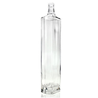 Logotipo del cliente aceptable Botella de vidrio en forma de triángulo 650 ml de licor whisky con corcho