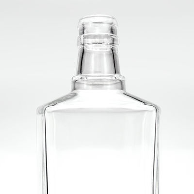 Logotipo del cliente aceptable Botella de vidrio en forma de triángulo 650 ml de licor whisky con corcho