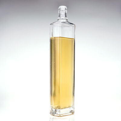 Logotipo del cliente aceptable Botella de vidrio en forma de triángulo 650 ml de licor whisky con corcho