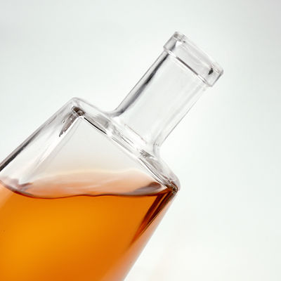 Botella de vidrio de 700 ml para vodka Gin y material del cuerpo del vino Logotipo de vidrio aceptable