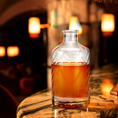 Logotipo del cliente aceptable botella de vidrio redonda clara personalizada para whisky brandy y ginebra