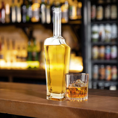 Licores y bebidas 380 ml Botella de vidrio transparente con tapa de tornillo Collar Material de vidrio