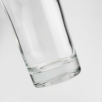 Botella vacía de bebida de vidrio de 750 ml para agua de licor material del cuerpo chino grabado de vidrio