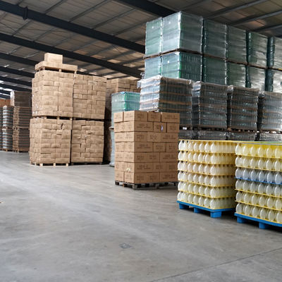 Buena botella de vidrio de 200 ml para Gin Rum Brandy Vodka aceptable OEM / ODM y superficie mate