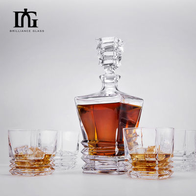 Un decantador de whisky de vidrio de cristal único con tapa para 700 ml de vino de ron alcohólico