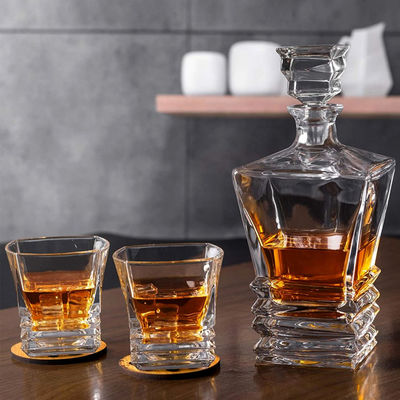 Un decantador de whisky de vidrio de cristal único con tapa para 700 ml de vino de ron alcohólico