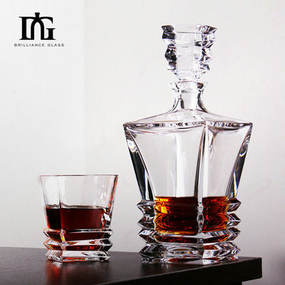 Un decantador de whisky de vidrio de cristal único con tapa para 700 ml de vino de ron alcohólico