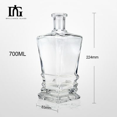 Un decantador de whisky de vidrio de cristal único con tapa para 700 ml de vino de ron alcohólico