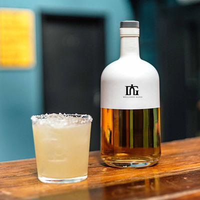 Disponible libremente personalizado 700 ml Whiskey Rum Gin Botella de alcohol vacía con corcho