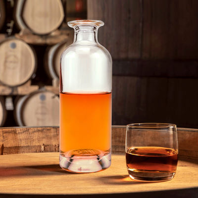 Superficie de grabado 700 ml Botella de vidrio de boca ancha de forma redonda para whisky de vodka claro
