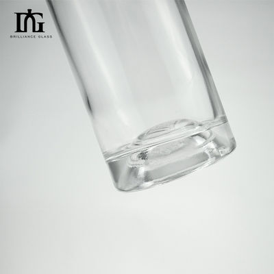 Superficie de grabado 700 ml Botella de vidrio de boca ancha de forma redonda para whisky de vodka claro