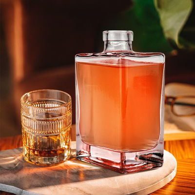 500 ml/700 ml/750 ml Capacidad Clásica Cubo de forma cuadrada Vidrio de whisky Brandy Botella de vodka