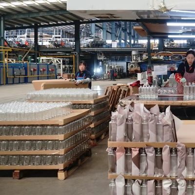 Botella de licor de vidrio transparente de 50 cl OEM / ODM con corcho y tapa de tornillo