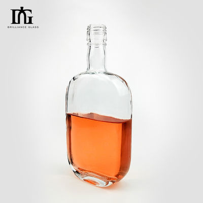 Botella de vidrio de vodka transparente de 500 ml con corcho sellado y superficie de grabado