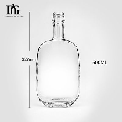 Botella de vidrio de vodka transparente de 500 ml con corcho sellado y superficie de grabado