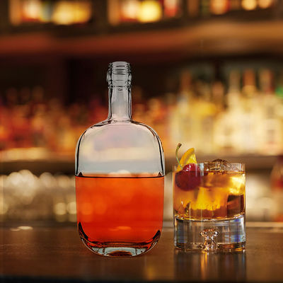 Botella de vidrio de vodka transparente de 500 ml con corcho sellado y superficie de grabado