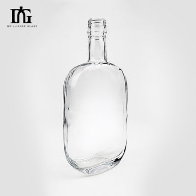Botella de vidrio de vodka transparente de 500 ml con corcho sellado y superficie de grabado