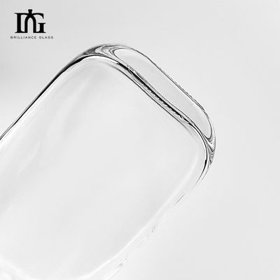 Botella de vidrio de vodka transparente de 500 ml con corcho sellado y superficie de grabado