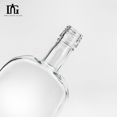 Botella de vidrio de vodka transparente de 500 ml con corcho sellado y superficie de grabado