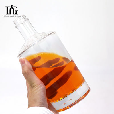 Botella de vidrio de fondo grueso para bebidas alcohólicas de lujo personalizada Gin whisky vodka tapa de tornillo
