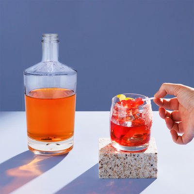 Botella de vidrio de fondo grueso para bebidas alcohólicas de lujo personalizada Gin whisky vodka tapa de tornillo