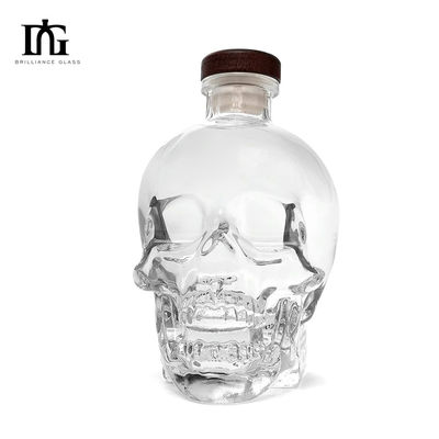 Botella de licor transparente de 700 ml de capacidad con forma de cráneo grabado y tipo de sellado CORK