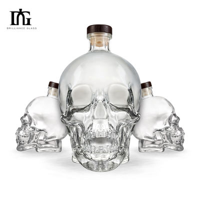 Botella de licor transparente de 700 ml de capacidad con forma de cráneo grabado y tipo de sellado CORK
