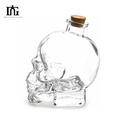 Botella de licor transparente de 700 ml de capacidad con forma de cráneo grabado y tipo de sellado CORK