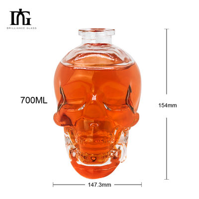 Botella de licor transparente de 700 ml de capacidad con forma de cráneo grabado y tipo de sellado CORK