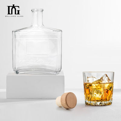Material del cuerpo de vidrio Botella cuadrada de 700 ml para Gin Custom Rum Brandy Vodka Vino de vidrio