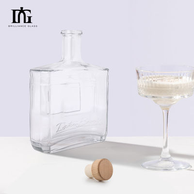 Material del cuerpo de vidrio Botella cuadrada de 700 ml para Gin Custom Rum Brandy Vodka Vino de vidrio