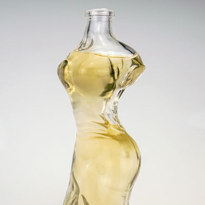 Botella de forma de mujer clara para licores y bebidas Botella de vidrio grabado 700ml