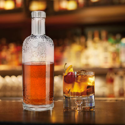 Forma única 500 ml 700 ml Botella de vidrio de jugo de whisky con sello de tipo CORK