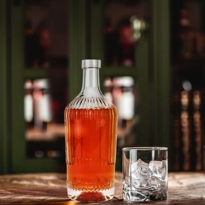 Botella de vino tinto de vidrio vacío reciclable de 500 ml de 750 ml de capacidad y tipo de sellado de corcho
